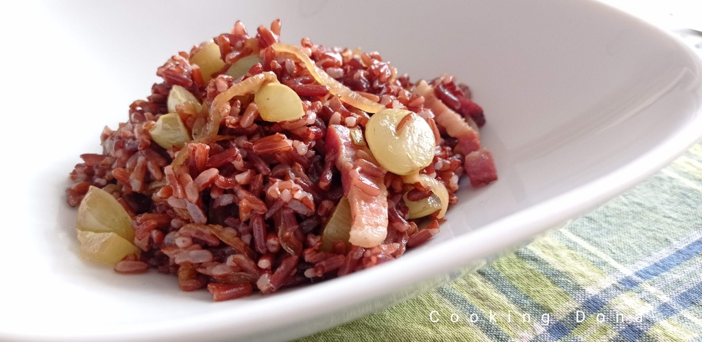Riso rosso integrale con cipolla pancetta e uva – Ricetta con il riso rosso