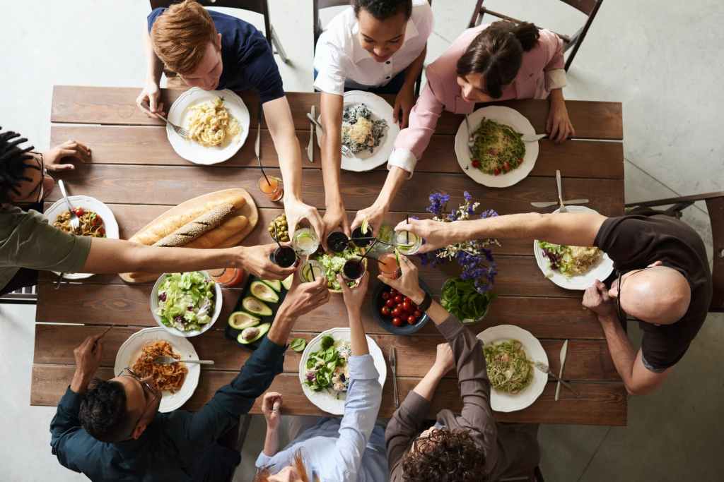 5 consigli (che funzionano) per organizzare una cena con amici spendendo poco e senza stress